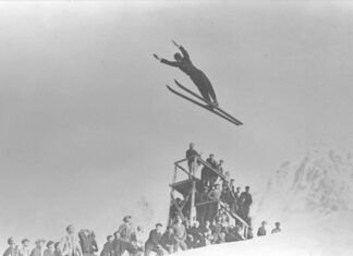 Salto de esquí durante los Juegos Olímpicos de Invierno de Chamonix (Francia), en 1924.