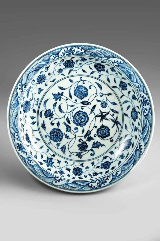 "Plato de porcelana china con decoración en azul y blanco", cerámica, siglo XVII, Shaiekh Safi aldin Ardabili, Ardabil. Una de las piezas destacadas de la exposición "Irán, cuna de civilizaciones", que el MARQ de Alicante acoge sobre la historia y el arte de Irán.