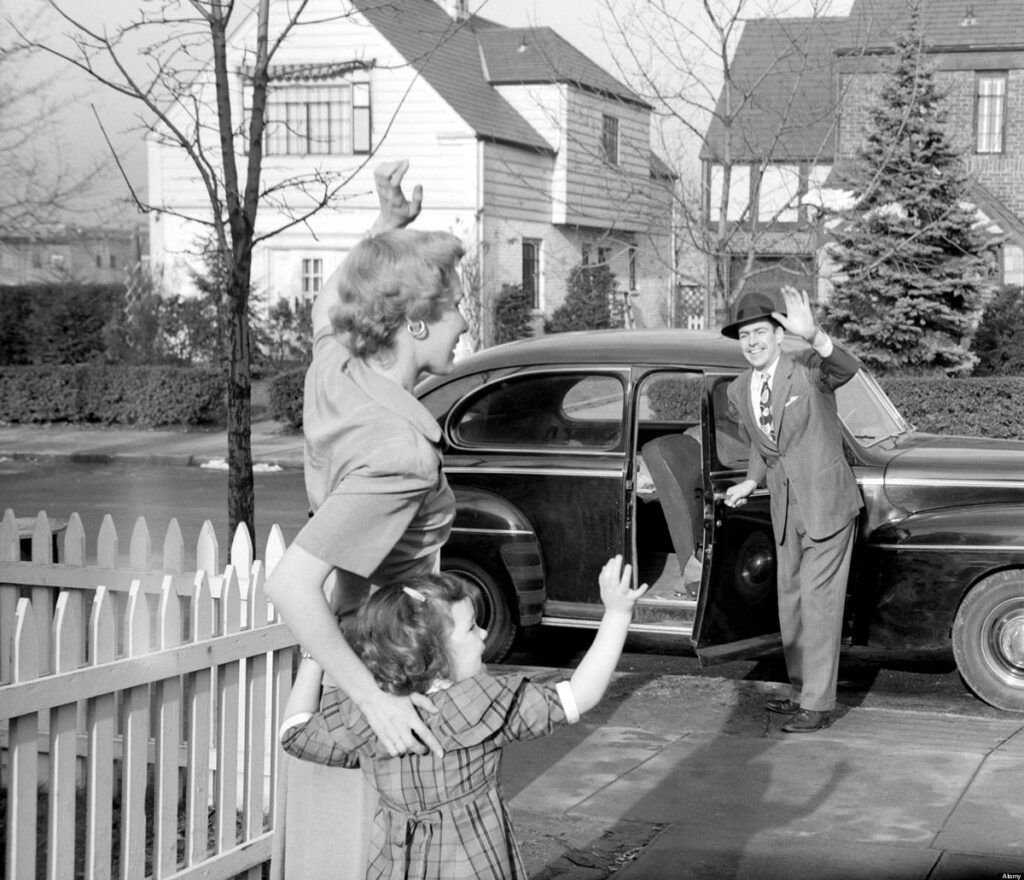 La imagen refleja lo que en inglés se llama "male breadwinner family", aquella situación en la que la esposa se queda en casa al cuidado de los hijos mientras el hombre sale a trabajar fuera.