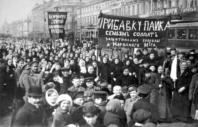 Manifestación por el Día Internacional de la Mujer celebrado en Petrogrado el 8 de marzo de 1917 (23 de febrero en el calendario juliano entonces vigente en Rusia).