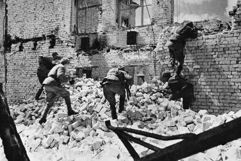 Soldados soviéticos combatiendo entre las ruinas de Stalingrado.