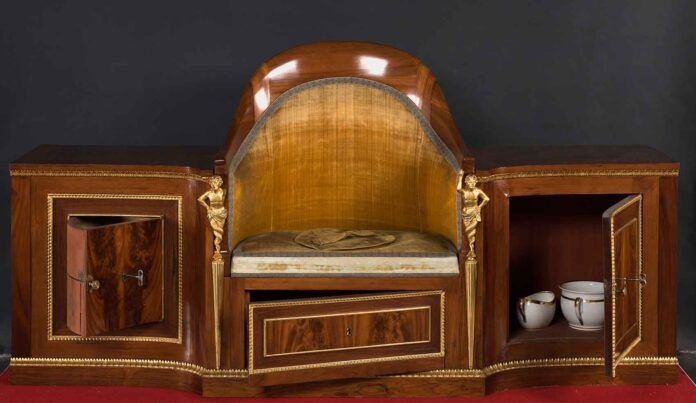 Mueble de aseo o retrete de Fernando VII, de caoba y palosanto, seda, terciopelo y adornos de bronce.