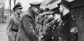 Hitler saluda a miembros de las Juventudes Hitlerianas que protegen la Cancillería del Reich.
