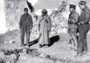 Soldados españoles ante los restos insepultos de sus compañeros muertos en Monte Arruit.