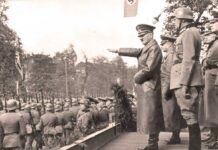 Hitler en un desfile de tropas alemanas en Varsovia en octubre de 1939, después de lograr la caída de Polonia.