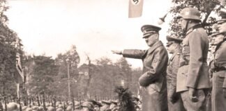 Hitler en un desfile de tropas alemanas en Varsovia en octubre de 1939, después de lograr la caída de Polonia.