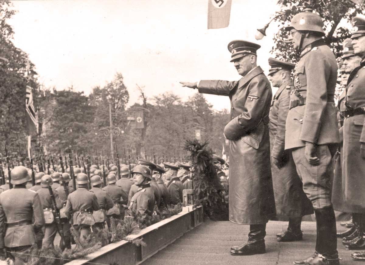 Hitler en un desfile de tropas alemanas en Varsovia en octubre de 1939, después de lograr la caída de Polonia.