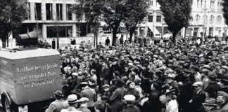 ”La radio trae alegría y te conecta con tu gente”. Transmisión de un discurso de Hitler en la Wilhelmsplatz de Poznan, en octubre de 1939.