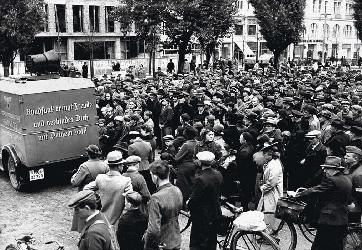 ”La radio trae alegría y te conecta con tu gente”. Transmisión de un discurso de Hitler en la Wilhelmsplatz de Poznan, en octubre de 1939.