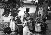 Lección de lectura en Beniaján, Murcia, hacia 1899.