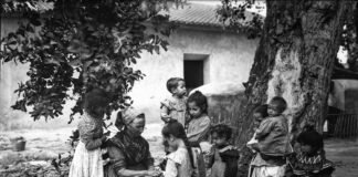 Lección de lectura en Beniaján, Murcia, hacia 1899.