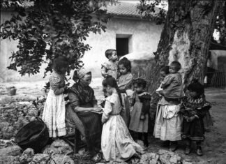 Lección de lectura en Beniaján, Murcia, hacia 1899.