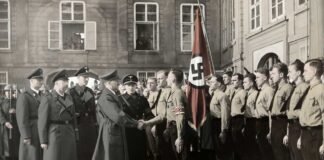 Hitler saluda en el castillo de Praga a jóvenes nazis alemanes, en marzo de 1939.