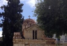 La Pequeña Catedral o Mikrí Mitrópoli se alza sobre un antiguo templo dedicado a la diosa ilitía. La capilla ha permanecido intacta en la ciudad durante cientos de años, aunque su función ha ido variando.