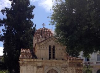 La Pequeña Catedral o Mikrí Mitrópoli se alza sobre un antiguo templo dedicado a la diosa ilitía. La capilla ha permanecido intacta en la ciudad durante cientos de años, aunque su función ha ido variando.