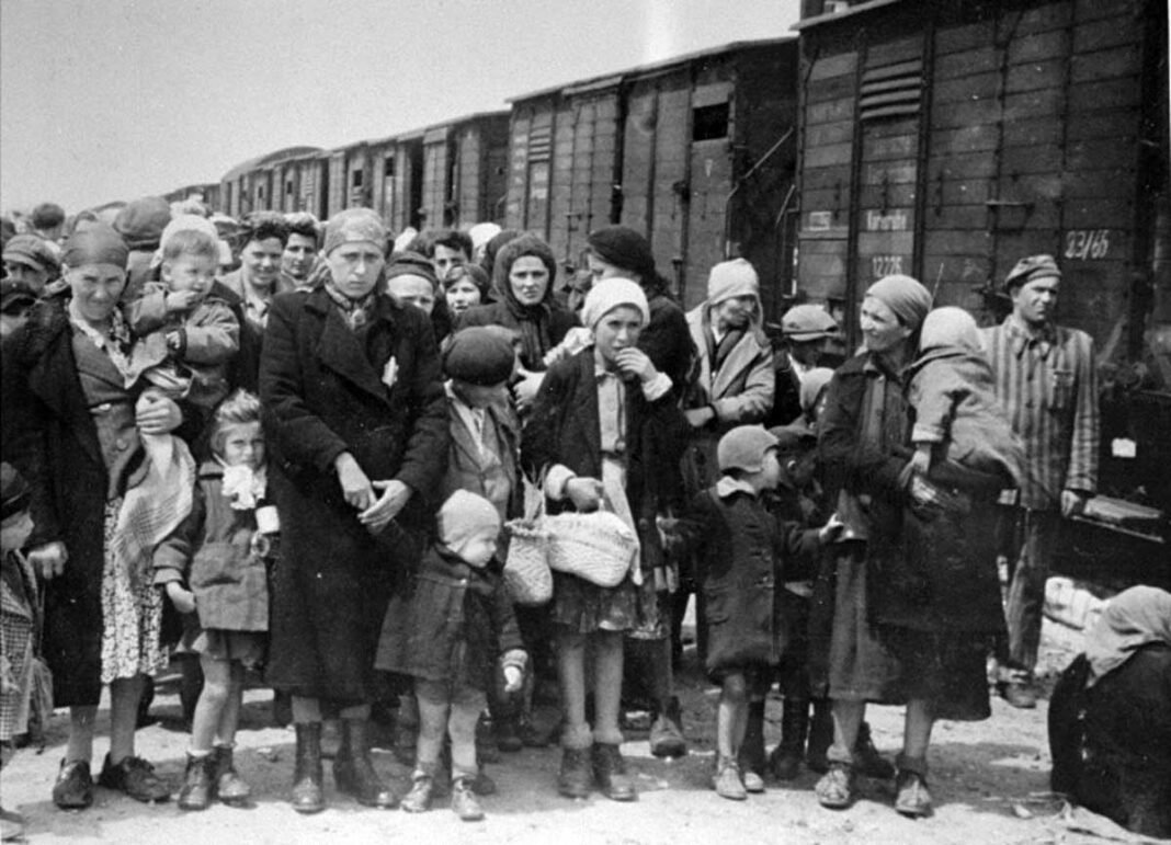 Mujeres y niños judíos antes de entrar en Auschwitz-Birkenau.