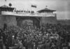 Prisioneros del campo de concentración de Mauthausen celebran la llegada de las tropas estadounidenses, el 5 de mayo de 1945.