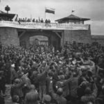 Prisioneros del campo de concentración de Mauthausen celebran la llegada de las tropas estadounidenses, el 5 de mayo de 1945.