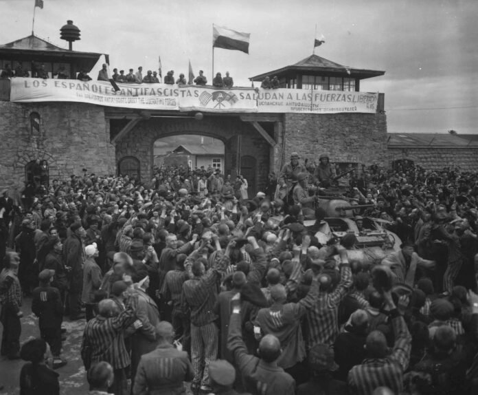 Prisioneros del campo de concentración de Mauthausen celebran la llegada de las tropas estadounidenses, el 5 de mayo de 1945.