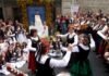 Baile frente a la Maya en la localidad madrileña de Colmenar Viejo.