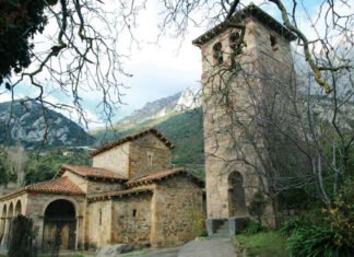 Conjunto de Santa maría de Lebeña, en el municipio de Cillórigo de Liébana, coronado por los Picos de Europa.