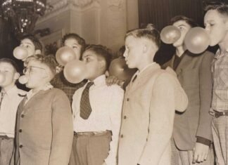 Participantes en un concurso de globos de chicle.