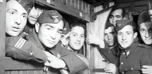 Soldados de la División Azul parten hacia Alemania en febrero de 1942 desde la Estación del Norte de Madrid.