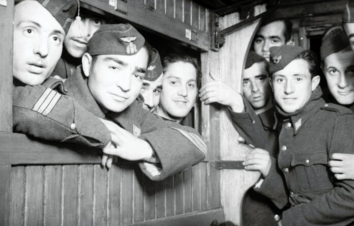 Soldados de la División Azul parten hacia Alemania en febrero de 1942 desde la Estación del Norte de Madrid. Soldados de la División Azul parten hacia Alemania en febrero de 1942 desde la Estación del Norte de Madrid.