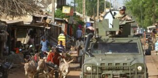 Militares españoles del Ejército de Tierra patrullando en mali a bordo de un vehículo blindado EMV Lince (Foto: Ejército de Tierra).