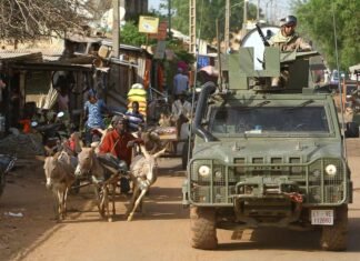 Militares españoles del Ejército de Tierra patrullando en mali a bordo de un vehículo blindado EMV Lince (Foto: Ejército de Tierra).