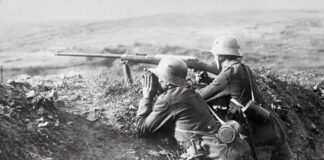 Dos soldados alemanes disparando un fusil antitanque durante la IGM.