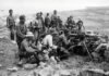 Ametralladora Hotchkiss modelo 14 de los Regulares de Ceuta baten al enemigo desde las lomas de Nador.