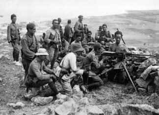 Ametralladora Hotchkiss modelo 14 de los Regulares de Ceuta baten al enemigo desde las lomas de Nador.