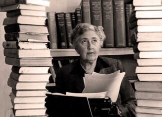 AGATHA CHRISTIE escribió casi un centenar de novelas, relatos y obras teatrales.