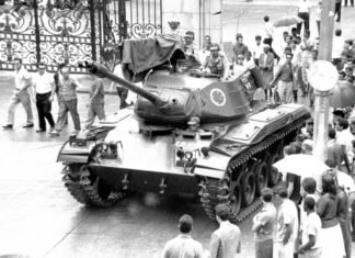 Un TANQUE circula por Rio de Janeiro el 1 de abril de 1964, horas después del golpe.