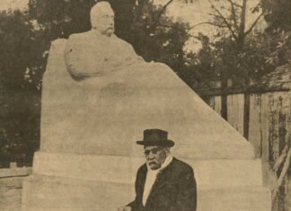 El escritor Pérez Galdós sentado al pie del monumento inaugurado en su honor en el madrileño parque del Retiro, el 19 de enero de ese año, día de su última aparición pública.