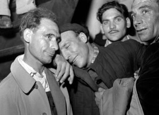 Llegada del barco "Semiramís" a Barcelona, en 1954, con prisioneros españoles liberados.