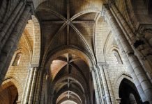 Bóveda de crucería que recubre el interior del templo, al que se accede por dos puertas de entrada decoradas con numerosas arquivoltas.