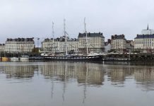 El VELERO BELEM, buque escuela de la Armada francesa, atracado en el muelle de la Fosse, en Nantes.