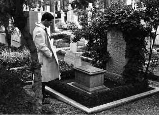 Pier Paolo Pasolini frente a la tumba de Antonio Gramsci, el teórico marxista al que el director de cine italiano aludía en 1957 en su poemario más conocido fuera de Italia.