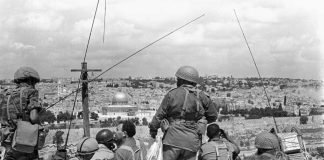 DESDE EL MONTE DE LOS OLIVOS. Soldados israelíes contemplan Jerusalén, en la que sobresale la cúpula de Omar, en la Explanada de las Mezquitas, la tarde del 6 de junio. Al día siguiente, la ciudad sería suya.