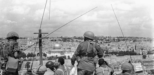 DESDE EL MONTE DE LOS OLIVOS. Soldados israelíes contemplan Jerusalén, en la que sobresale la cúpula de Omar, en la Explanada de las Mezquitas, la tarde del 6 de junio. Al día siguiente, la ciudad sería suya.