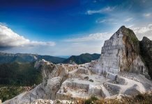 Panorámica de los cortes que escalonan los MONTES de Carrara, rodeados de bosques de castaños.