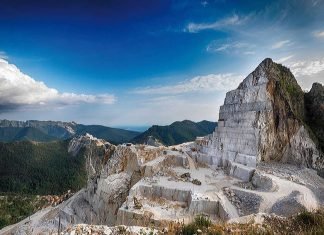 Panorámica de los cortes que escalonan los MONTES de Carrara, rodeados de bosques de castaños.