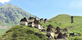 Vista general de la ciudad de los diez Mil Muertos. La arquitectura usada para la construcción de esta necrópolis del Cáucaso Norte es la típica naj, que hunde sus raíces en la Prehistoria.