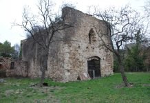 Fachada de la iglesia de la encomienda en Masdéu. La capilla, del siglo XII, quedó reducida a un verdadero esqueleto de piedra tras la explosión de un depósito de municiones que sufrió en 1944, durante la II Guerra Mundial.