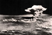 Nube de hongo producto de la bomba atómica bautizada como Little Boy lanzada por EE UU sobre Hiroshima el 6 de agosto de 1945.