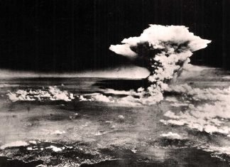Nube de hongo producto de la bomba atómica bautizada como Little Boy lanzada por EE UU sobre Hiroshima el 6 de agosto de 1945.
