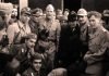 Mussolini junto al coronel Skorzeny (a su derecha) y varios miembros del comando de rescate.