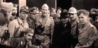 Mussolini junto al coronel Skorzeny (a su derecha) y varios miembros del comando de rescate.